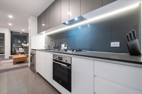 Pleasant &bright 2br2ba Apt Footscray Pool - Accommodation Mount Tamborine 3