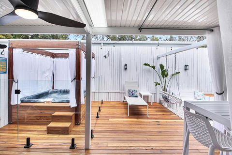 Private Outdoor Spa, Fire Pit - THE RETREAT COOLUM BEACH - Accommodation Mount Tamborine 1