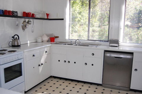 Quaint Cottage Nestled Amongst The Trees - Accommodation Mount Tamborine 3