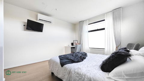 Queen Bed Stylish Suite With TV - Room 12 - Accommodation Mount Tamborine 0