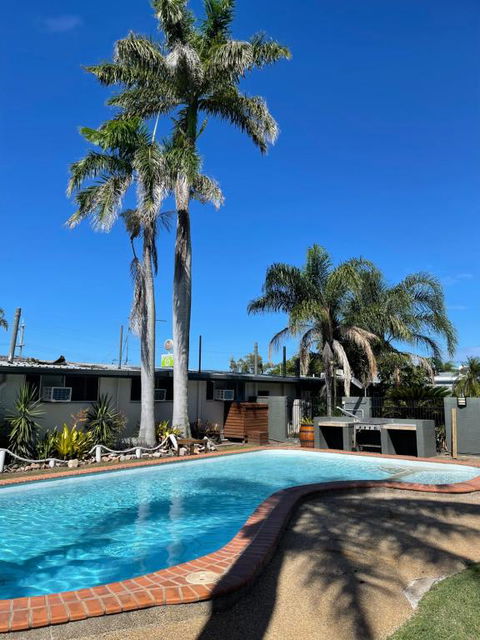 Queens Beach Hotel - Accommodation Mount Tamborine 2