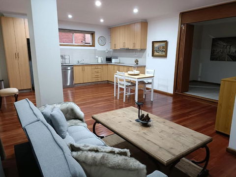 Quiet Nature-Filled Ground Floor Unit - Accommodation Mount Tamborine 2
