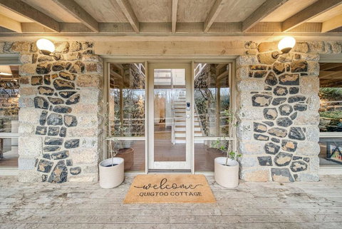 Quigtoo Cottage - Beautiful 4BR Stone Cottage L WiFi L Bath L Garden - Accommodation Mount Tamborine 1