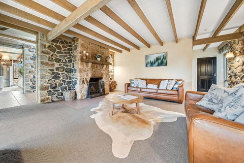 Quigtoo Cottage - Beautiful 4BR Stone Cottage L WiFi L Bath L Garden - Accommodation Mount Tamborine 2