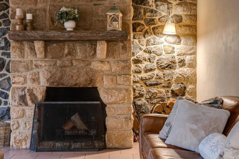 Quigtoo Cottage - Beautiful 4BR Stone Cottage L WiFi L Bath L Garden - Accommodation Mount Tamborine 3