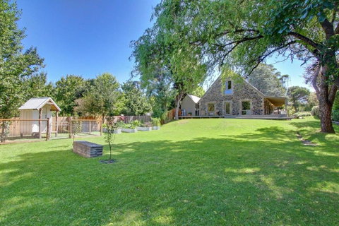Quigtoo Cottage - Beautiful 4BR Stone Cottage L WiFi L Bath L Garden - Accommodation Mount Tamborine 0