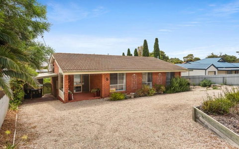 Ratties Residence 6 Carnegie St Port Ellliot - No Linen Included - Accommodation Mount Tamborine 2