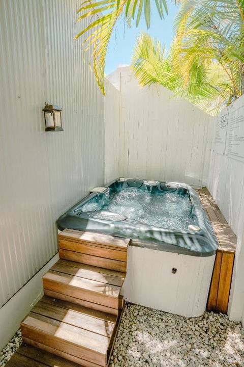 Private Outdoor Spa, Fire Pit, Cinema Room - THE COTTAGE COOLUM BEACH - Accommodation Mount Tamborine 0