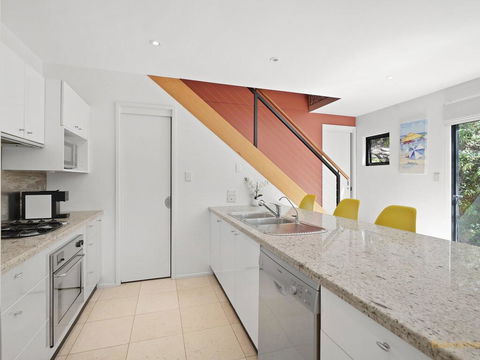 Avoca Beach Living - 84 Avoca Drive, Avoca Beach - Accommodation Mount Tamborine 3