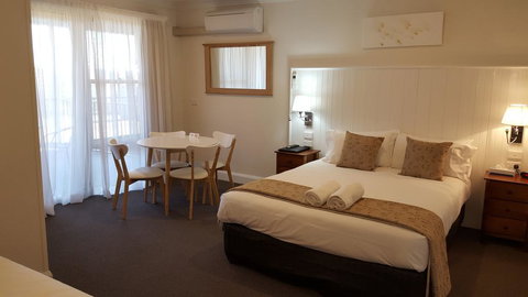 Bathurst Gold Panner - Accommodation Mount Tamborine 0