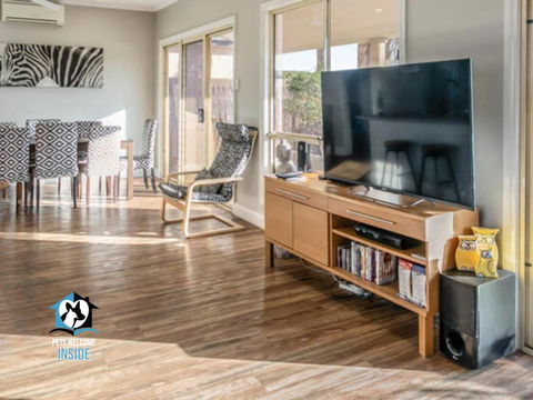 Renovated Beautiful Holiday Home With A Private Beach & Stunning Views! - Accommodation Mount Tamborine 2