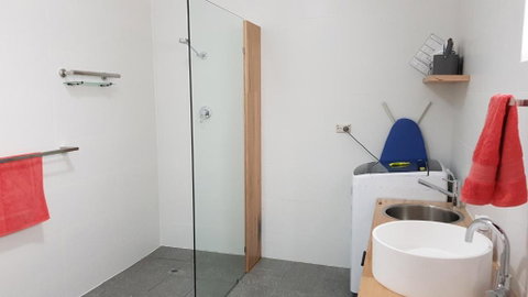 Red Ochre - Large Apartment With Private Courtyard - Accommodation Mount Tamborine 3