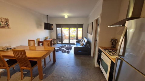 Red Ochre - Large Apartment With Private Courtyard - Accommodation Mount Tamborine 1