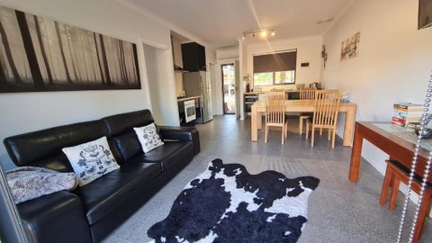Red Ochre - Large Apartment With Private Courtyard - Accommodation Mount Tamborine 0