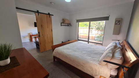 Red Ochre - Large Apartment With Private Courtyard - Accommodation Mount Tamborine 2