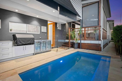 Redcliffe CBD Family Beach House - Accommodation Mount Tamborine 0