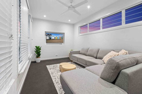 Redcliffe CBD Family Beach House - Accommodation Mount Tamborine 2