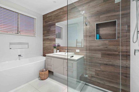 Redcliffe CBD Family Beach House - Accommodation Mount Tamborine 3