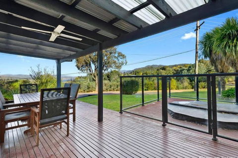 Relax In The Spa With Views Opposite Lake Eildon - Accommodation Mount Tamborine 3