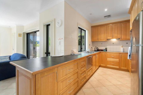 Relax On Charles St - 4A Charles Street Port Elliot - BYO Linen - Accommodation Mount Tamborine 3