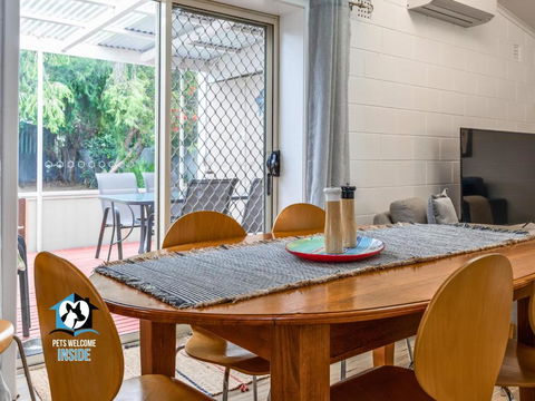 Renovated 3BR One Street To Beach - Accommodation Mount Tamborine 2