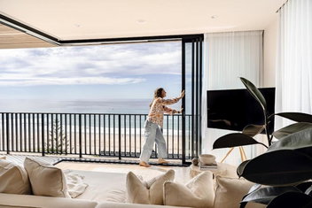 Resort Style Ocean Front Apartment Palm Beach with Accommodation Mount Tamborine