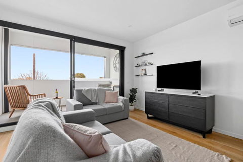 Retreat On Bellerine I 2BR Apartment I Geelong CBD - Accommodation Mount Tamborine 0