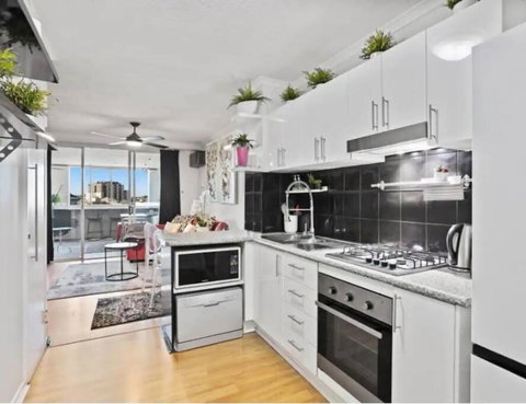 Retro Chic Vibes, Tropical Pool & Prime Location - Accommodation Mount Tamborine 3