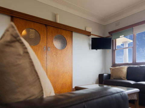 Retro Retreat - Accommodation Mount Tamborine 2