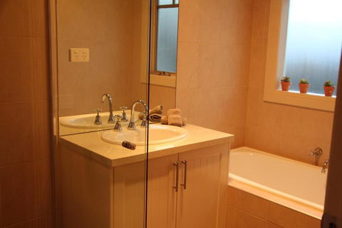 River Rock Cottage Centrally Located And Dog Friendly - Accommodation Mount Tamborine 3