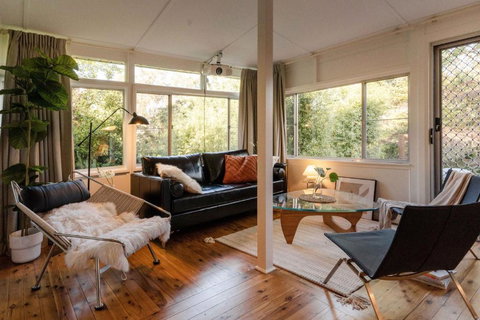 Romantic Garden Cottage With Home Cinema - Accommodation Mount Tamborine 3