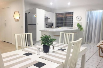 Robin Joy with Accommodation Mount Tamborine