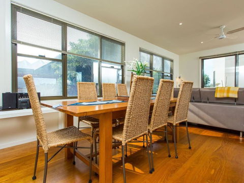 Rolling Waves No 2 - Accommodation Mount Tamborine 2