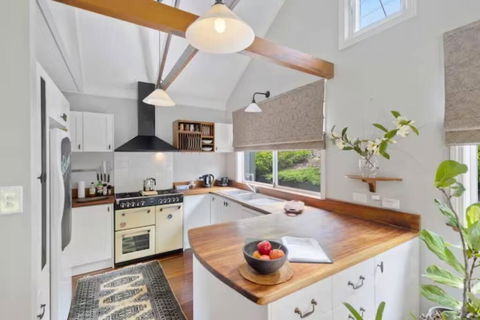 Romantic Lakeview Cottage - Accommodation Mount Tamborine 2