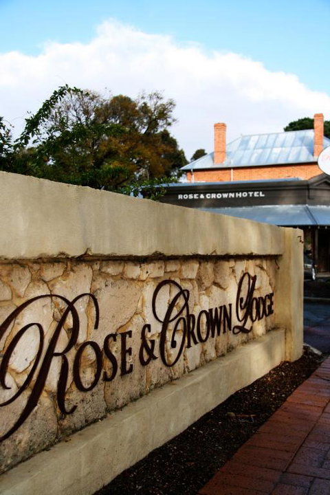Rose & Crown Hotel - Accommodation Mount Tamborine 3