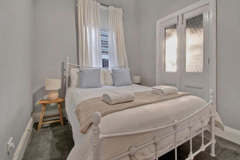 Rose Cottage - Stroll To CBD, Leafy Setting - Accommodation Mount Tamborine 2
