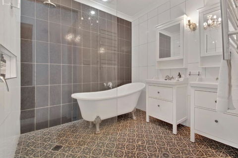 Rose Cottage - Stroll To CBD, Leafy Setting - Accommodation Mount Tamborine 3