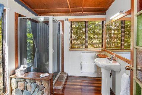 Rosebrook Cottages - Accommodation Mount Tamborine 2