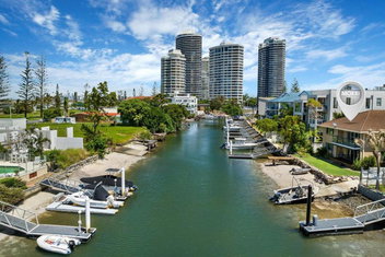 Runaway Bay Waterfront Delight with Accommodation Mount Tamborine