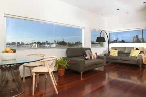 Saint George - The Townhouse - Accommodation Mount Tamborine 2