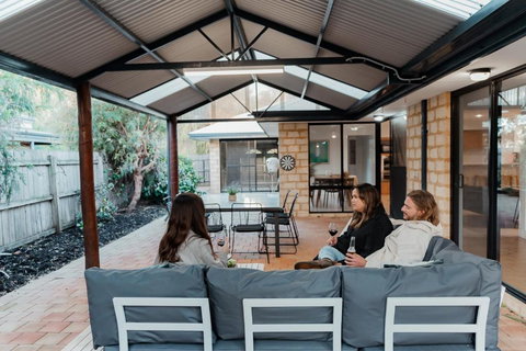 Salhus - Sleep In King Beds & Easy Walk To Town - Accommodation Mount Tamborine 0