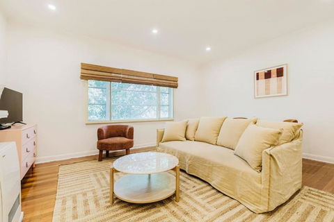 Salmon Calm - Trendy Velvet Allure By Albert Park - Accommodation Mount Tamborine 2