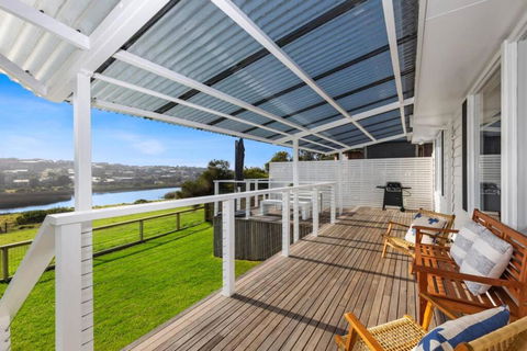 SALTWATER HOUSE - Opposite The Beach And Views Over The Lake! - Accommodation Mount Tamborine 1