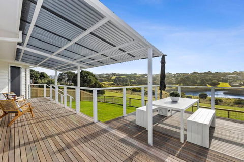 SALTWATER HOUSE - Opposite The Beach And Views Over The Lake! - Accommodation Mount Tamborine 3