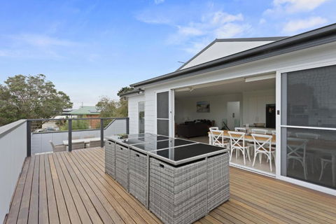 Sanctuary Lodge By Ready Set Stay - BYO LINEN & TOWELS - Accommodation Mount Tamborine 0