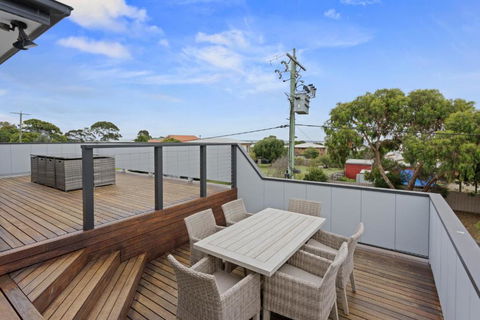 Sanctuary Lodge By Ready Set Stay - BYO LINEN & TOWELS - Accommodation Mount Tamborine 3