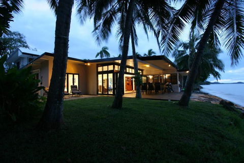 Sandcastle Retreat - Absolute Cairns Beachfront - Accommodation Mount Tamborine 2