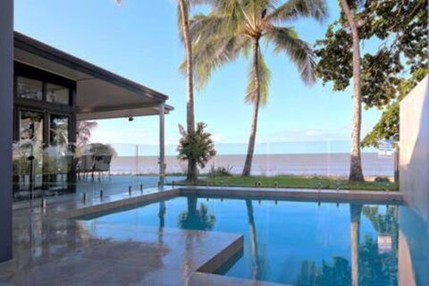 Sandcastle Retreat - Absolute Cairns Beachfront - Accommodation Mount Tamborine 0