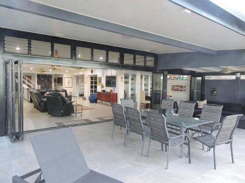 Sandcastle Retreat - Absolute Cairns Beachfront - Accommodation Mount Tamborine 3