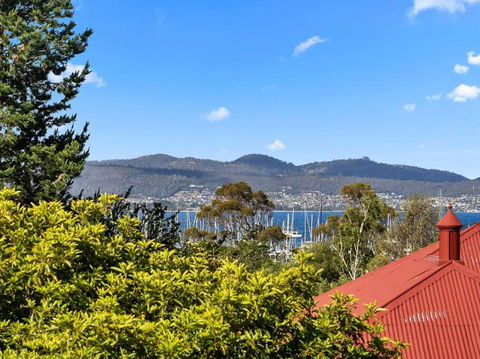 Sandy Bay Apartment With Hobart River View, Near UTAS - Stroll To Cafes And Shops - Accommodation Mount Tamborine 1